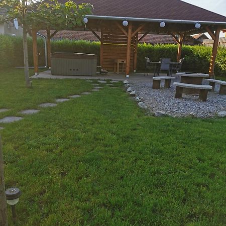 Zso-Ze Apartman Tiszafured Bagian luar foto