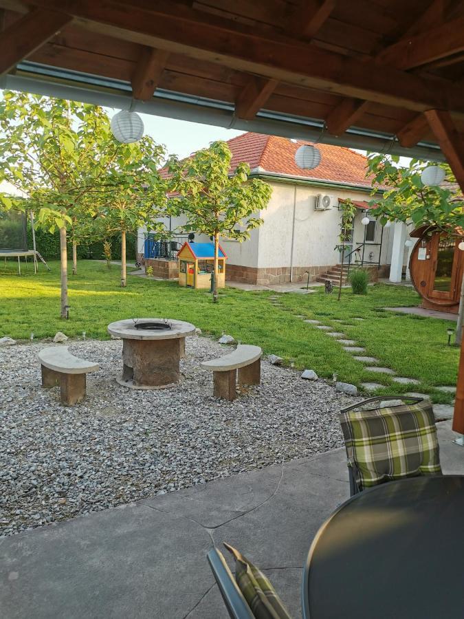 Zso-Ze Apartman Tiszafured Bagian luar foto